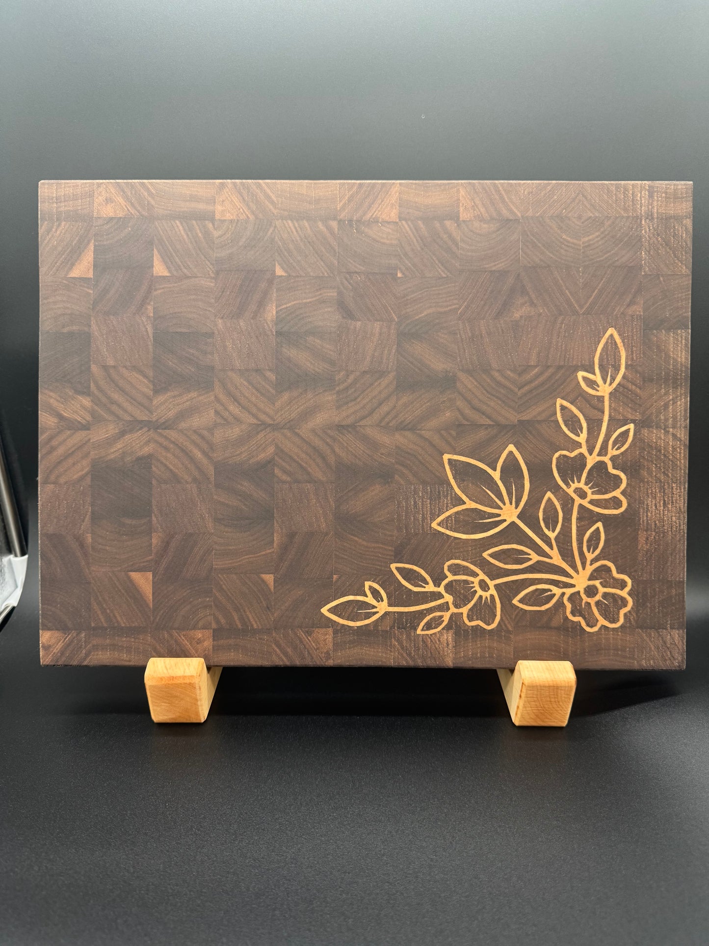 Walnut End Grain Cutting Board with Maple flower Inlay